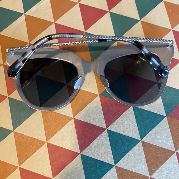 Authentic BOTTEGA VENETA SUNGLASSES 🕶 - Picture 2 of 9